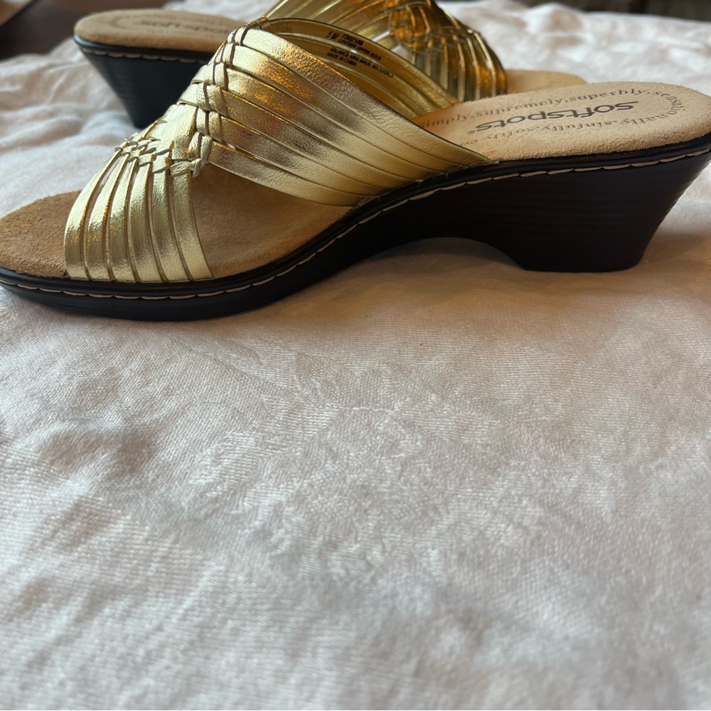 Softspots “Traci” Gold wedge sandal with Woven Design size 5 - Picture 3 of 7